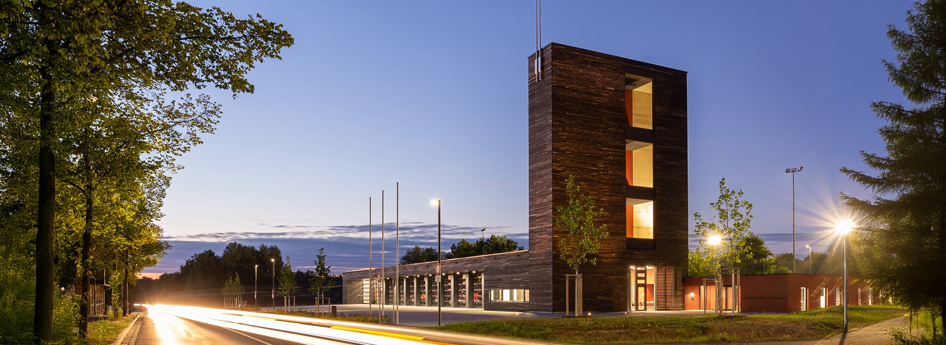 itfaiye binası ve eğitim kulesi alacakaranlıkta