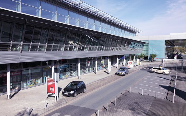 otopark alanları ve arabalar ile havalimanı terminali