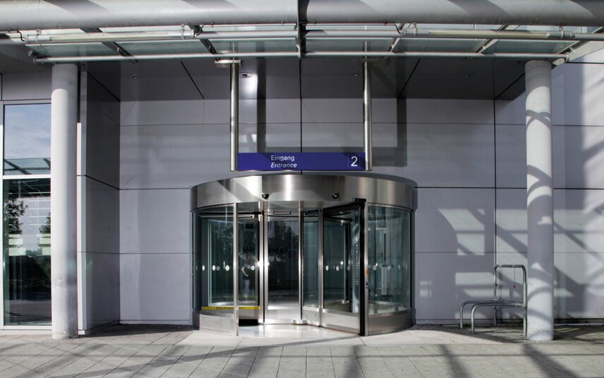 Döner cam kapılı modern giriş