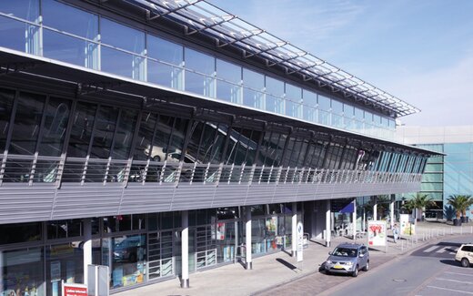 otopark alanları ve arabalar ile havalimanı terminali