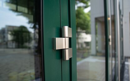 alüminyum çerçevede paslanmaz çelik kapı menteşesi