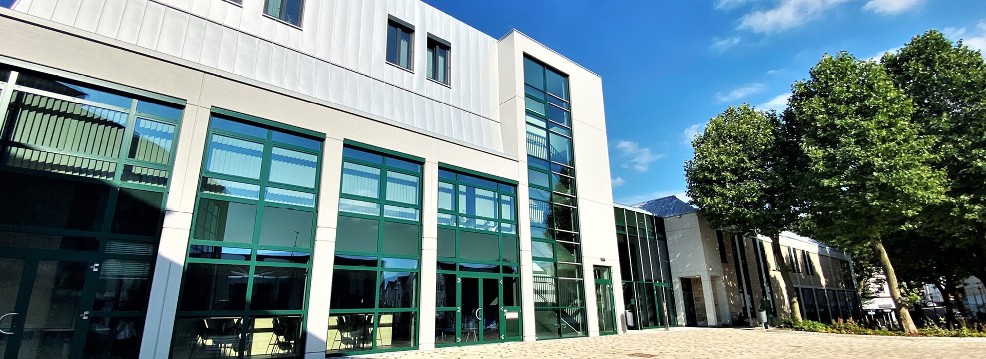 yeşil pencere cepheli ofis binası