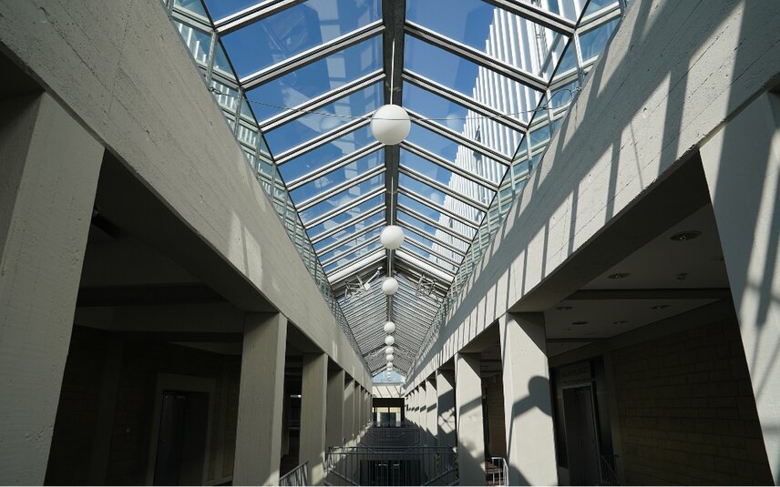 Cam çatılı, iyi aydınlatılmış bina koridoru
