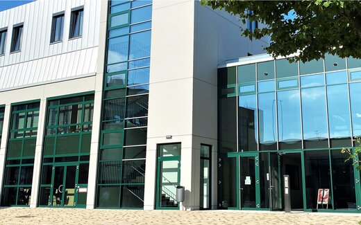 Modern camlamalı ofis kompleksi