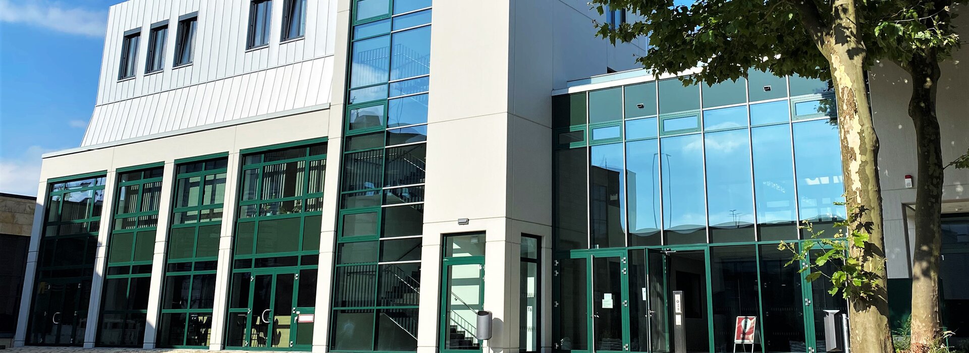 Modern camlamalı ofis kompleksi