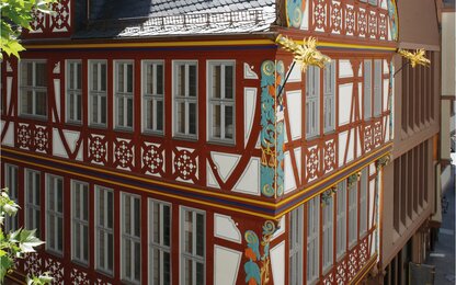 Casa entramada con cabezas de dragón doradas