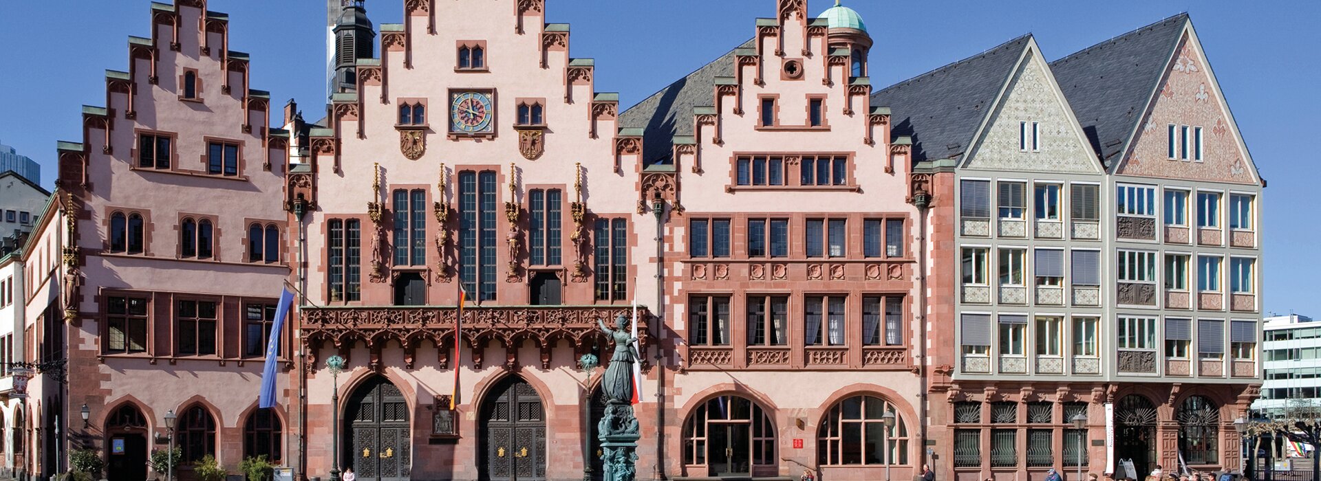 Ayuntamiento gótico con hastiales escalonados