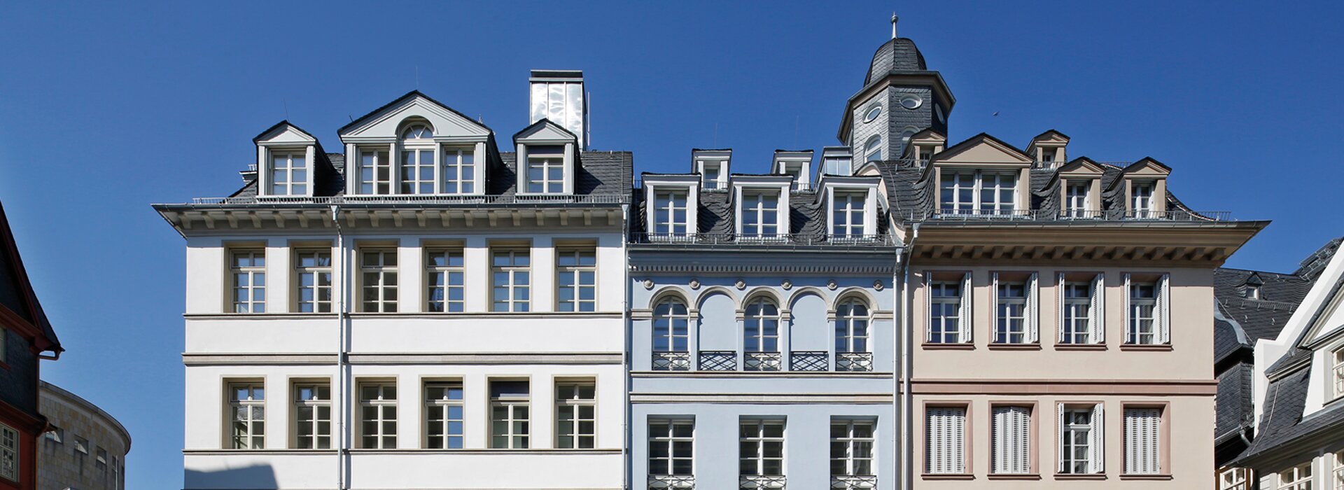 Edificios históricos con fuente y estatua