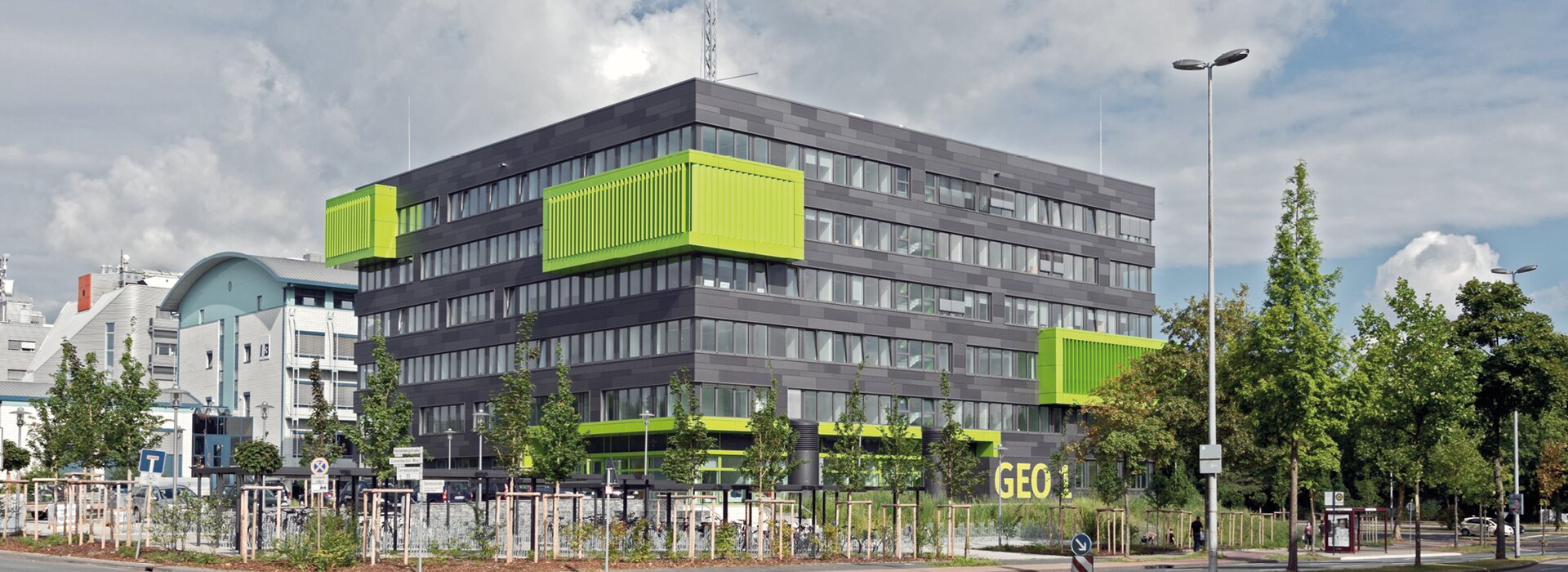 Yeşil balkonlu modern bina GEO