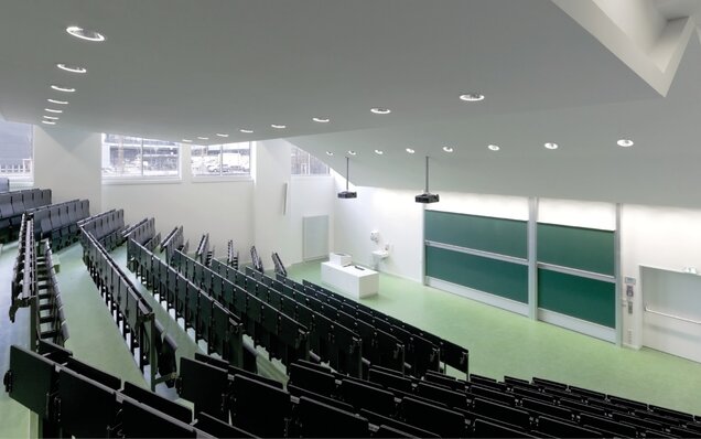 Projeksiyon cihazları ve tahta bulunan modern amfi