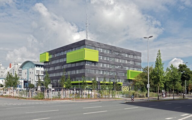 Yeşil balkonlu modern bina GEO