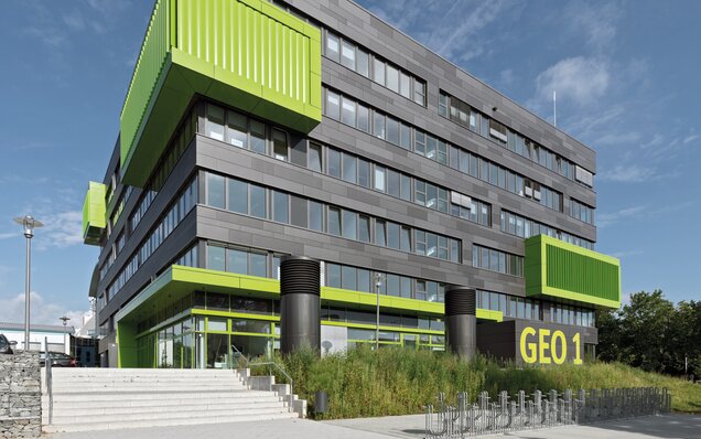 Yeşil vurgulara sahip modern ofis binası