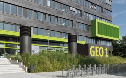 Yeşil cepheli modern ofis binası