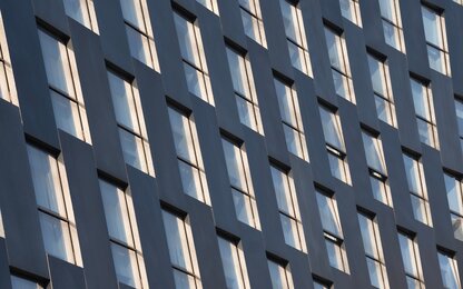 fasáda s geometricky usporiadanými oknami