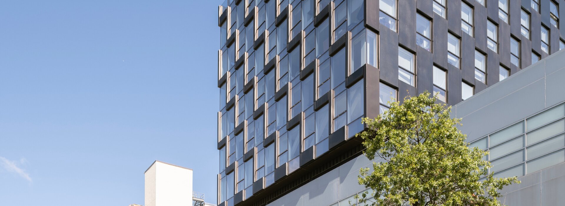 Moderná výšková budova pod jasnou oblohou