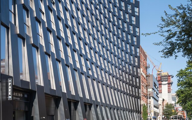 Moderná fasáda s vertikálnymi oknami