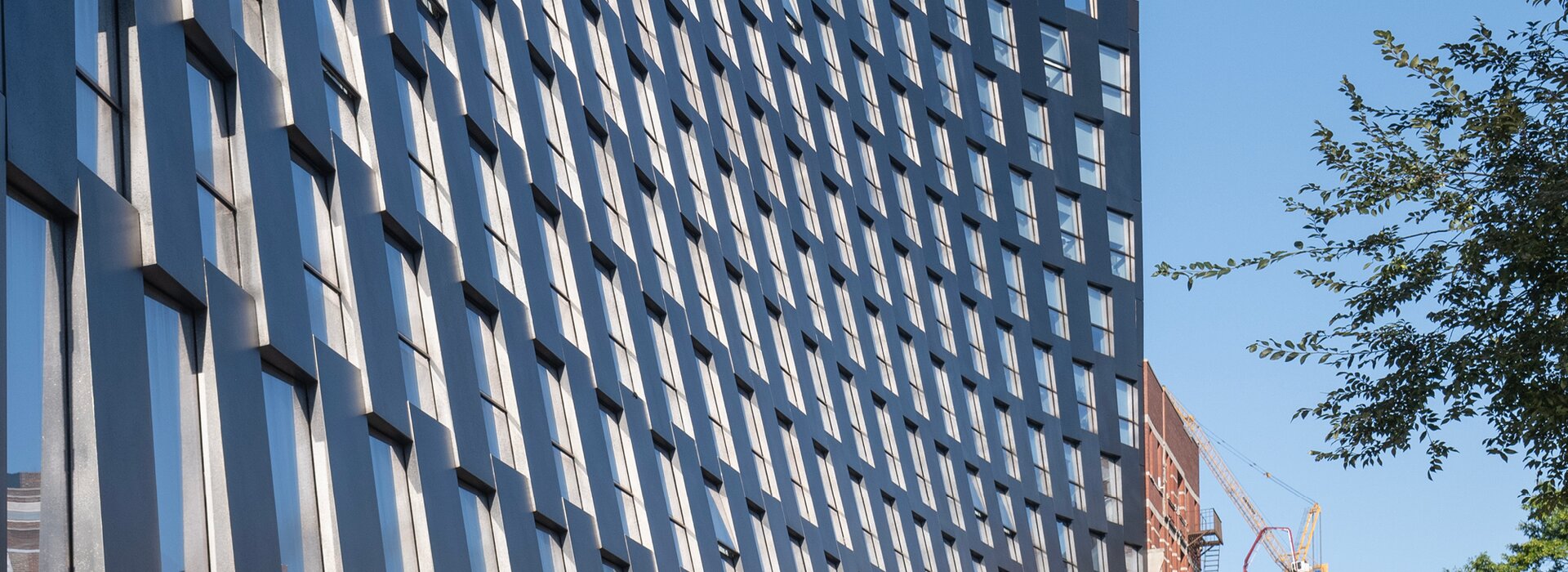 fasáda moderného administratívneho objektu