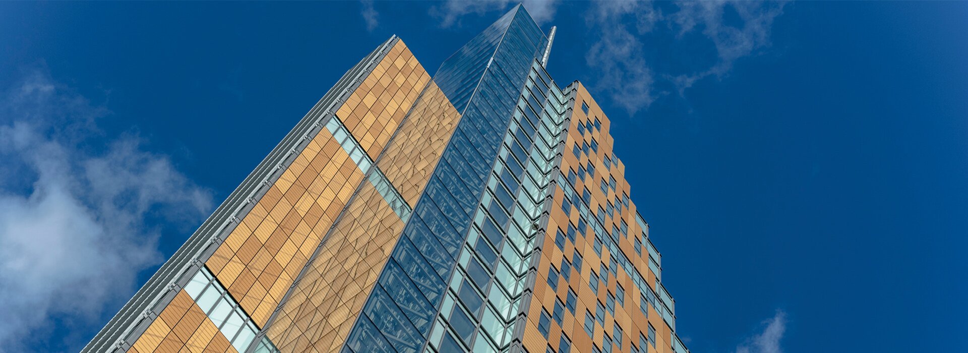 Cam ve tuğladan oluşan cephe