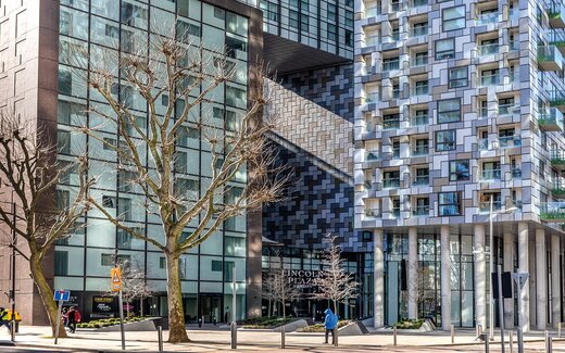 Cam balkonlu modern yüksek bina