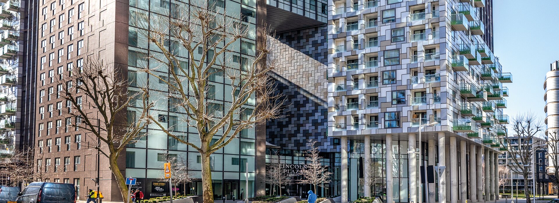 Cam balkonlu modern yüksek bina