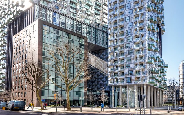 Cam balkonlu modern yüksek bina