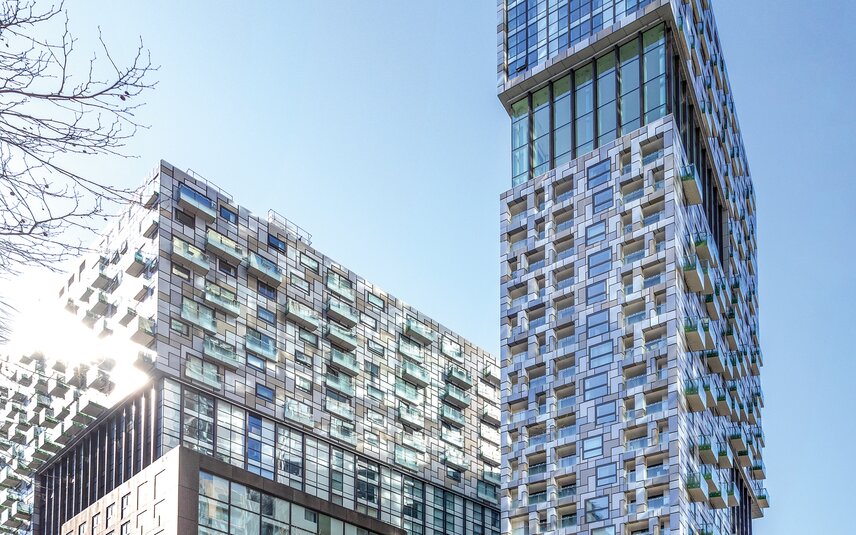 balkon cepheli ve camlamalı yüksek bina