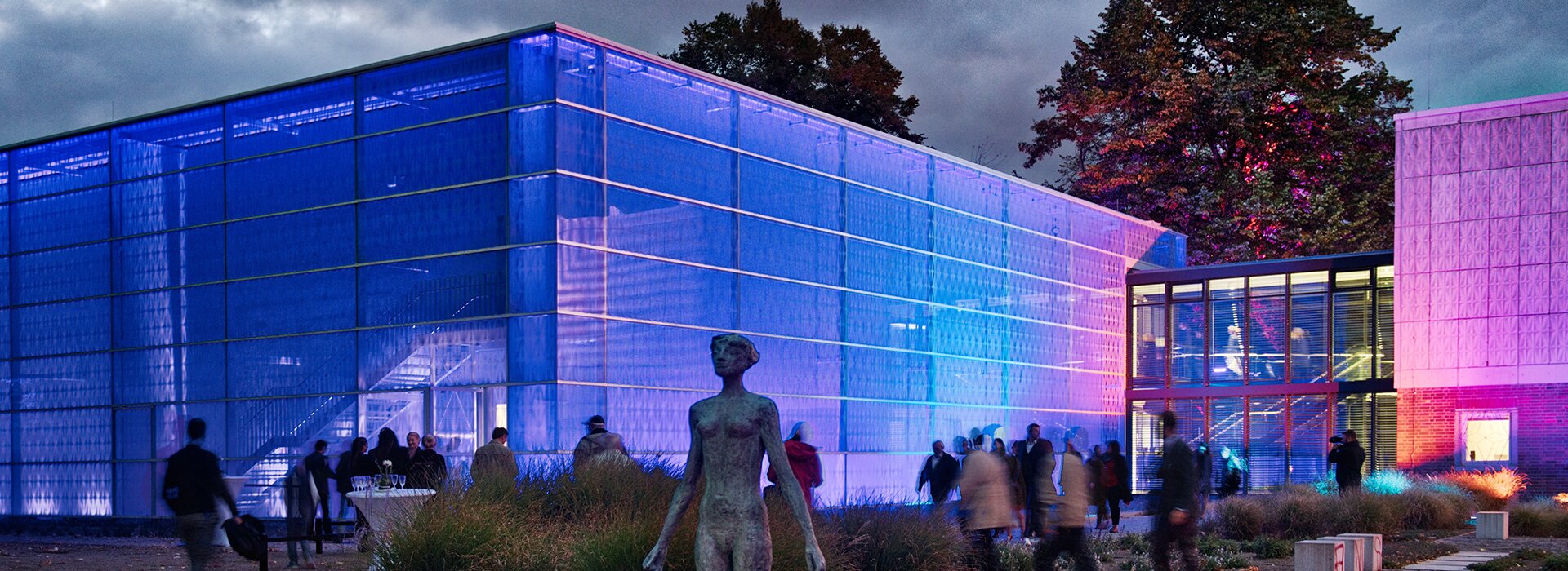 Mavi aydınlatmalı modern bina