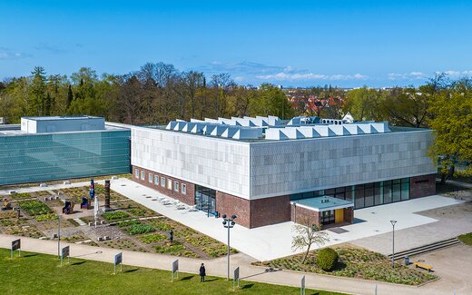 Bahçeli ve modern mimarili sanat galerisi