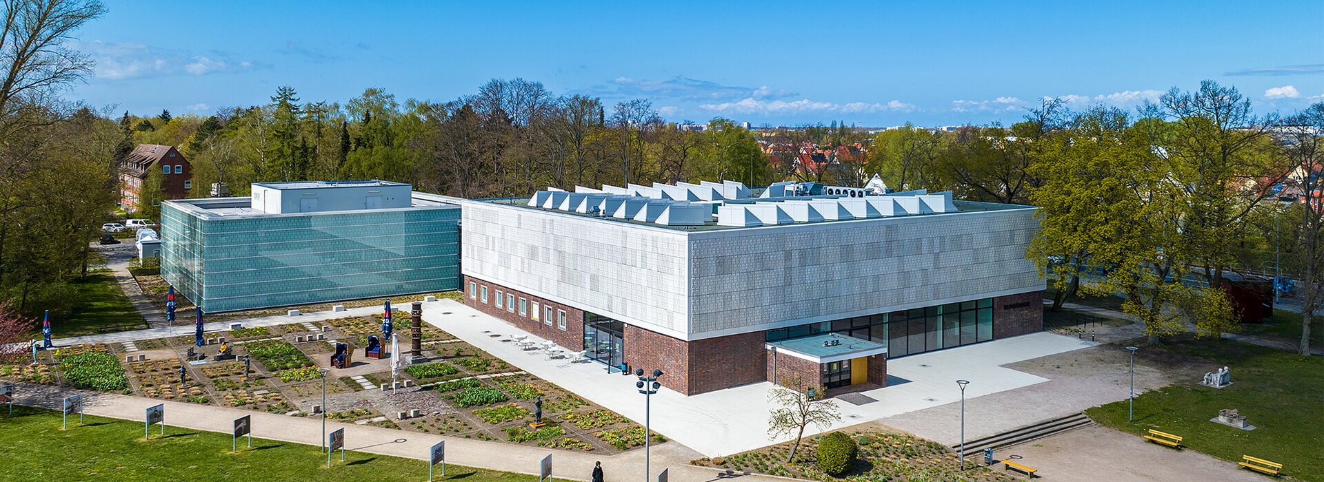 Bahçeli ve modern mimarili sanat galerisi