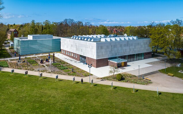 Bahçeli modern bina