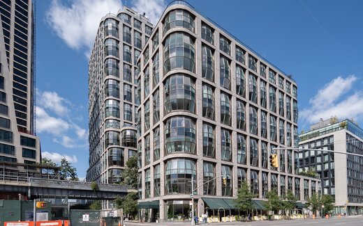 Pencereli cephelere sahip modern konut ve ticaret binası