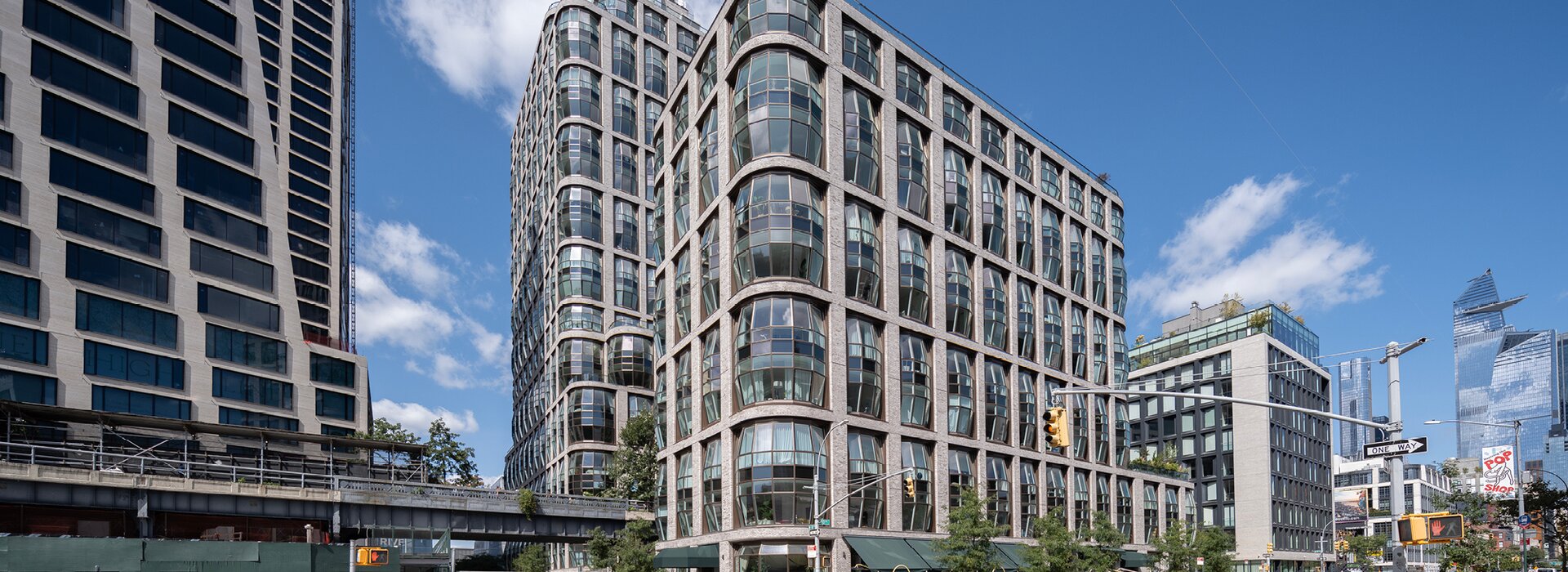 Pencereli cephelere sahip modern konut ve ticaret binası