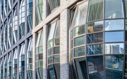 Tuğla kaplamalı kavisli cam cephe