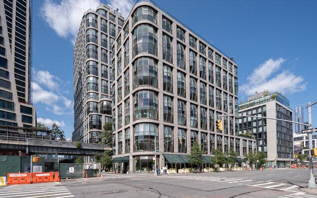 Yuvarlatılmış pencerelere sahip modern bina