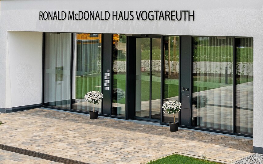 cam cepheli ve çiçek dekorlu giriş