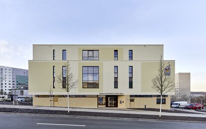 Ronald McDonald Evi'nin cephesi ve pencereleri