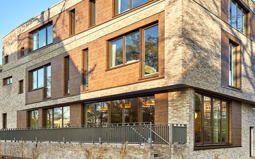 Büyük pencereli modern bina