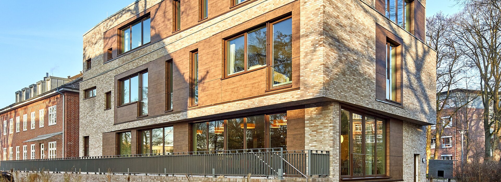 Büyük pencereli modern bina