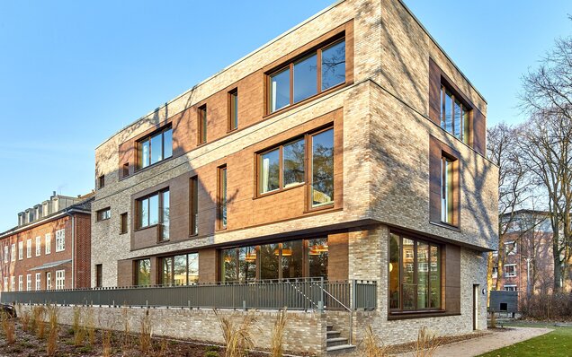 Büyük pencereli modern bina