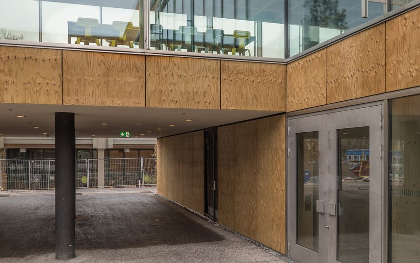 Cam ve ahşaplı bina girişi