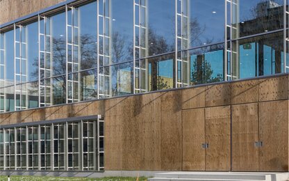 ahşap ve kapılı cam cephe