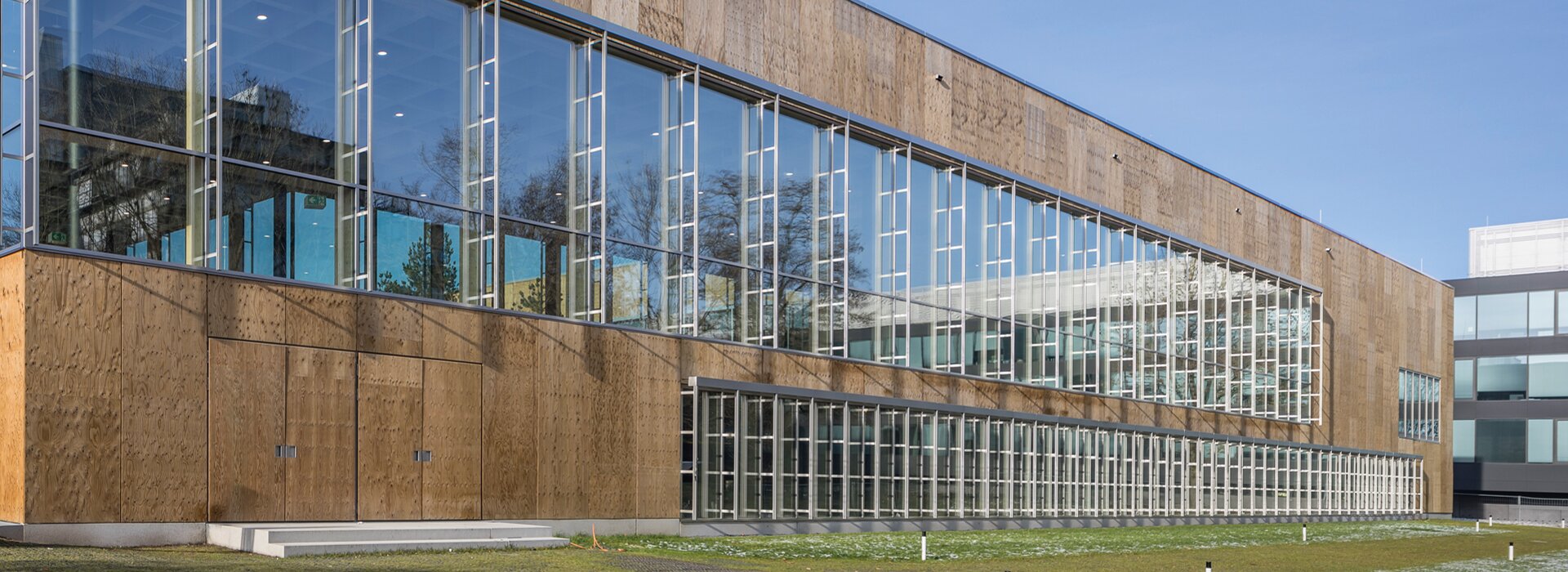 ahşap ve kapılı cam cephe