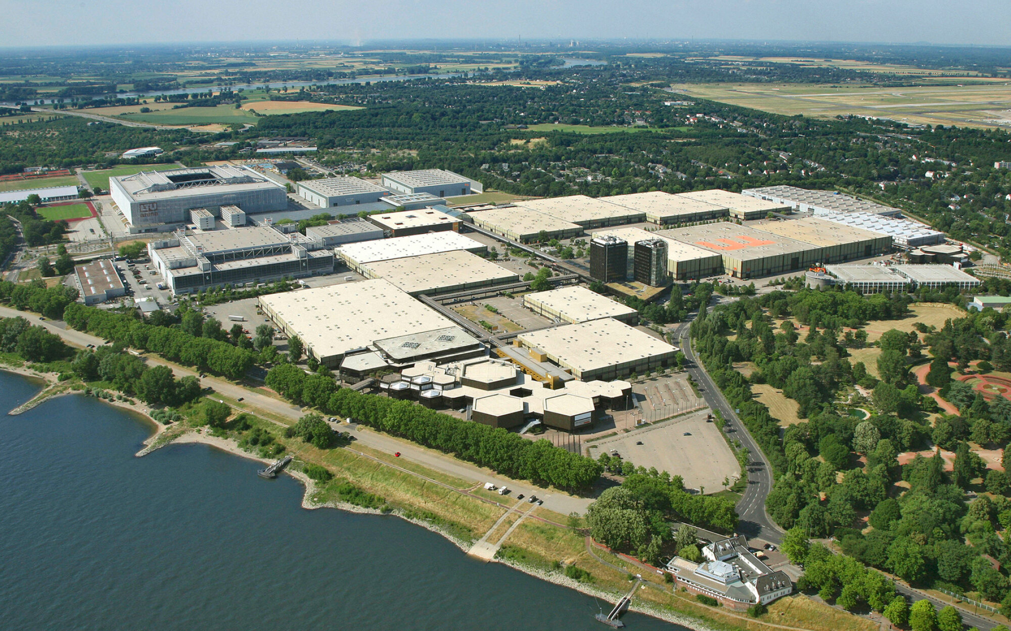 Fuar binası ve parkın havadan görünümü