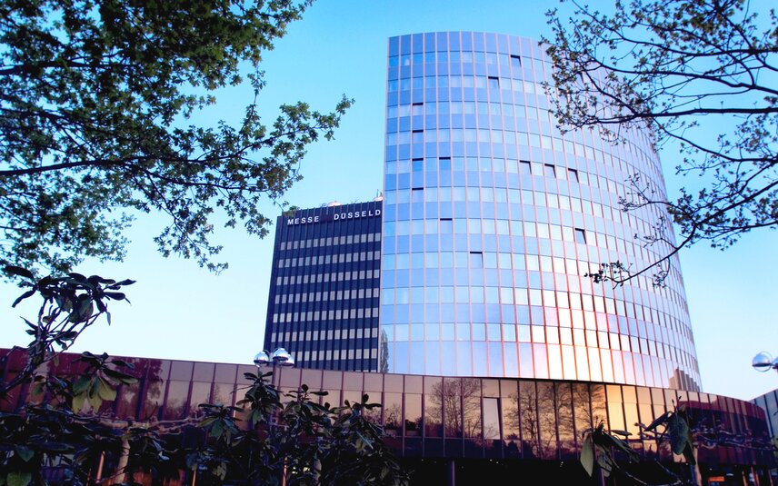 Yansıtıcı cam cepheli fuar binası