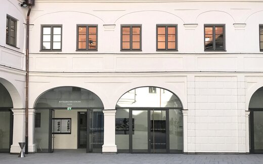 şatonun iç avlusunda kemerler ve giriş