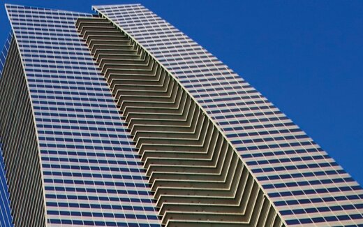 Cam cepheli gökdelen ve mavi gökyüzü