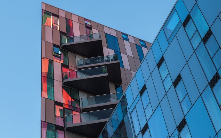 Cam balkonlu ve pencereli modern bina