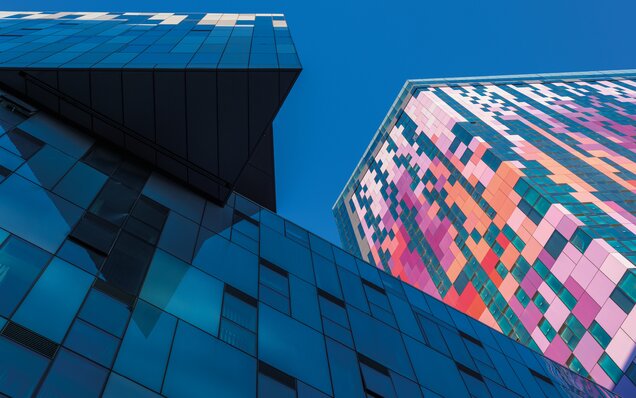 Camlamalı ve renkli cepheli modern binalar