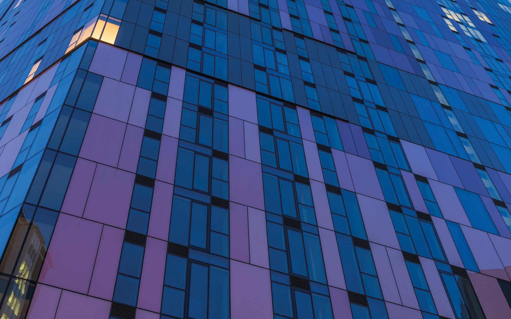 Mavi-mor panelli modern cam cephe