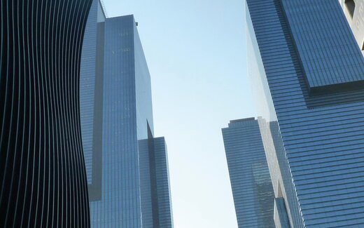 Modern gökdelenler ve kavisli binalar